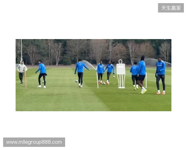跟队:埃斯特旺参加了切尔西的公开训练,里斯、约恩森缺席